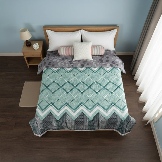 Aqua Haven Reversible Comforter – Aquamarine Geometric Elegance